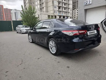 Toyota Camry 2018 года за 13 200 000 тг. в Астана – фото 15