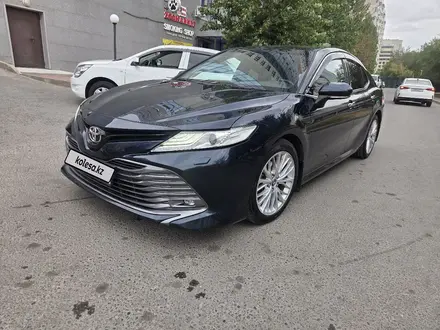 Toyota Camry 2018 года за 13 200 000 тг. в Астана – фото 2