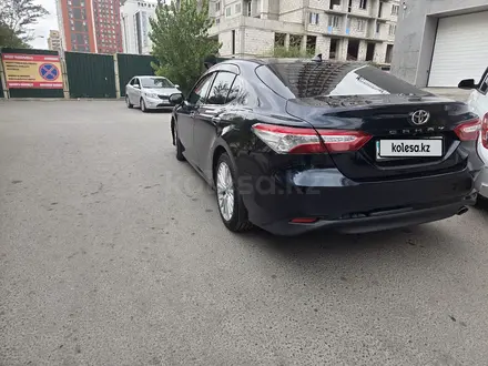 Toyota Camry 2018 года за 13 200 000 тг. в Астана – фото 3
