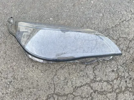 Правое стекло фары BMW E60 за 13 000 тг. в Астана