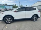 Toyota RAV4 2018 года за 13 800 000 тг. в Актобе – фото 2