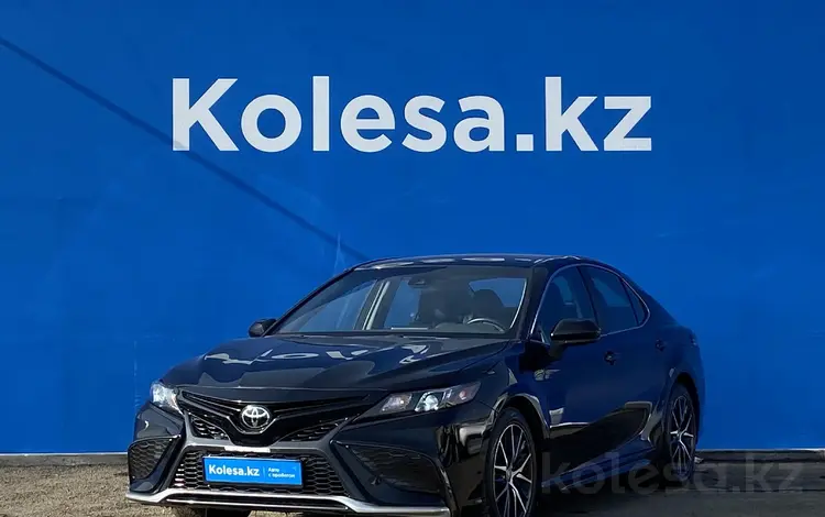 Toyota Camry 2021 года за 15 150 000 тг. в Алматы