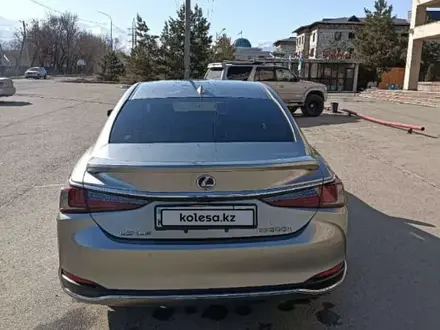 Lexus ES 300h 2018 года за 15 500 000 тг. в Алматы – фото 2