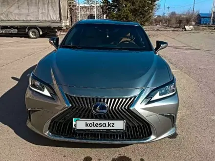 Lexus ES 300h 2018 года за 15 500 000 тг. в Алматы