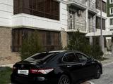 Toyota Camry 2018 года за 13 100 000 тг. в Алматы – фото 2