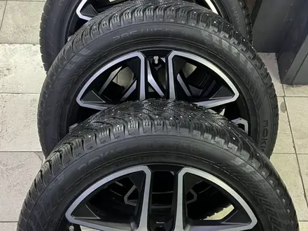 Оригинальные диски R21 на гелен + шипы Nokian HKPL 10 — 285/45 R21 за 1 250 000 тг. в Алматы – фото 19