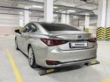 Lexus ES 300h 2025 года за 35 350 000 тг. в Астана – фото 2