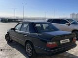 Mercedes-Benz E 260 1991 года за 1 250 000 тг. в Караганда – фото 4