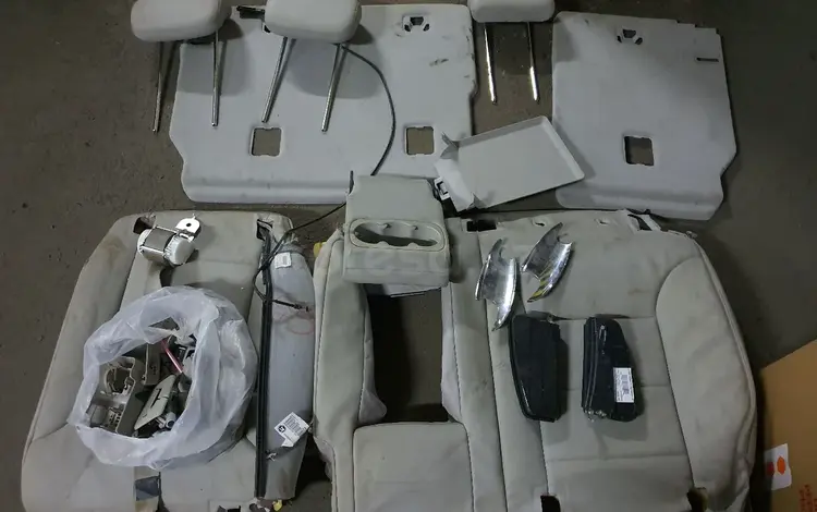 Кожаная обивка задних сидений, комплект пласмасок ML350, w164 за 10 000 тг. в Алматы