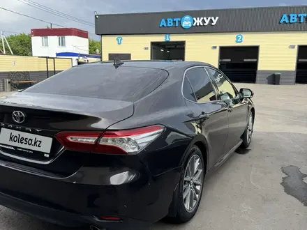 Toyota Camry 2018 года за 10 500 000 тг. в Петропавловск – фото 2