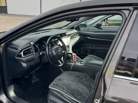 Toyota Camry 2018 года за 10 500 000 тг. в Петропавловск – фото 3