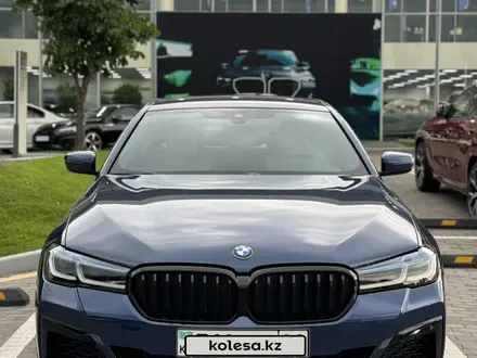 BMW 530 2022 года за 27 000 000 тг. в Алматы – фото 11