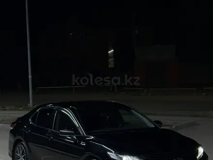Toyota Camry 2021 года за 14 300 000 тг. в Актобе – фото 2