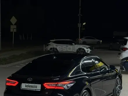 Toyota Camry 2021 года за 14 300 000 тг. в Актобе