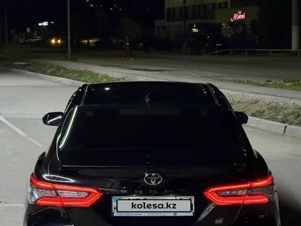 Toyota Camry 2021 года за 14 300 000 тг. в Актобе – фото 3