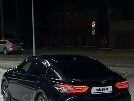 Toyota Camry 2021 года за 14 300 000 тг. в Актобе – фото 4