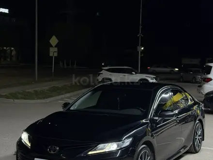 Toyota Camry 2021 года за 14 300 000 тг. в Актобе – фото 6