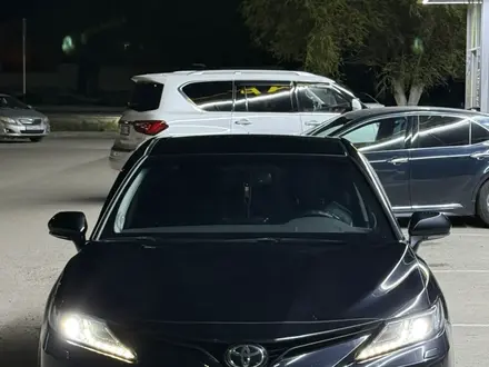 Toyota Camry 2021 года за 14 300 000 тг. в Актобе – фото 5
