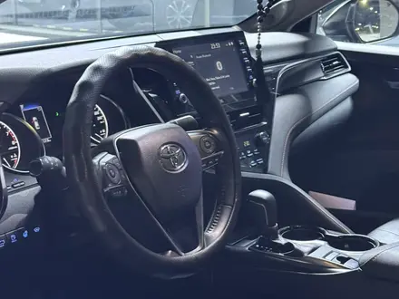 Toyota Camry 2021 года за 14 300 000 тг. в Актобе – фото 8