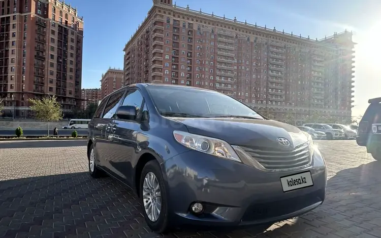 Toyota Sienna 2015 годаfor11 000 000 тг. в Актау