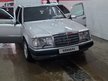 Mercedes-Benz E 280 1993 года за 2 800 000 тг. в Шымкент – фото 3