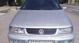 Volkswagen Passat 1994 годаүшін1 750 000 тг. в Тараз
