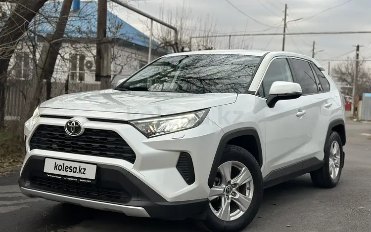 Toyota RAV4 2021 года за 14 200 000 тг. в Алматы