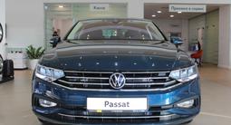 Volkswagen Passat Business 2.0 TSI 2022 года за 16 800 000 тг. в Актобе – фото 2