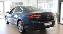 Volkswagen Passat Business 2.0 TSI 2022 года за 16 800 000 тг. в Актобе – фото 4