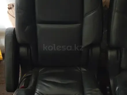Средний ряд капитанские кресла за 100 000 тг. в Алматы