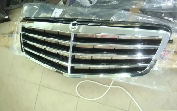 Центральная решетка радиатора на Mercedes W212 за 40 000 тг. в Алматы