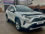 Toyota RAV4 2021 года за 16 900 000 тг. в Петропавловск – фото 2