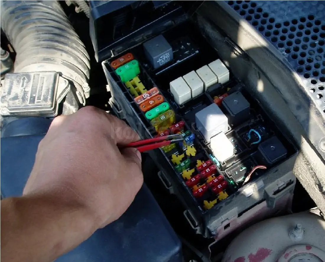 Предохранитель топливного насоса форд фокус 2 1. Блок реле форд фокус 1 американец. Реле бензонасоса форд фокус 1. Блок предохранителей форд фокус 1 американец. Предохранитель на бензонасос фокус 1.