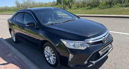 Toyota Camry 2015 года за 10 800 000 тг. в Астана – фото 2