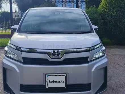 Toyota Voxy 2017 года за 9 500 000 тг. в Алматы – фото 2