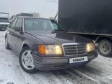 Mercedes-Benz E 220 1993 года за 1 950 000 тг. в Алматы – фото 2