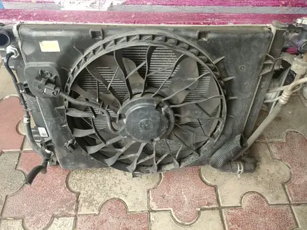 Хендай Соната диффузор вентилятор радиатора 2014-2017 за 55 000 тг. в Алматы