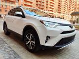 Toyota RAV4 2017 годаfor9 500 000 тг. в Актау