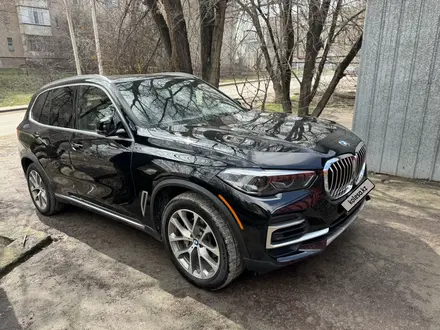 BMW X5 2021 года за 41 000 000 тг. в Алматы – фото 2