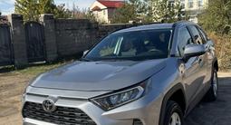 Toyota RAV4 2021 года за 14 000 000 тг. в Алматы