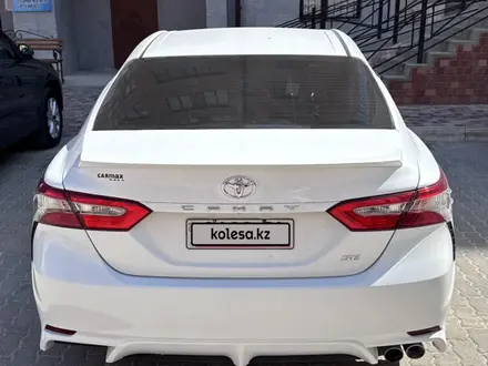 Toyota Camry 2018 года за 9 000 000 тг. в Актау – фото 2
