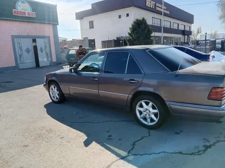 Mercedes-Benz E 220 1993 года за 1 800 000 тг. в Талдыкорган – фото 4