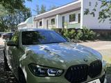 BMW X6 2022 года за 43 000 000 тг. в Уральск – фото 2