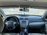 Toyota Camry 2007 года за 2 990 000 тг. в Петропавловск – фото 2