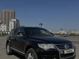 Volkswagen Touareg 2009 года за 4 800 000 тг. в Астана – фото 2