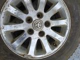 Б/у оригинальный литой диск для Тойота Камри 30, 35 для запаски за 20 000 тг. в Актобе