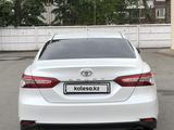 Toyota Camry 2018 года за 14 900 000 тг. в Экибастуз – фото 2