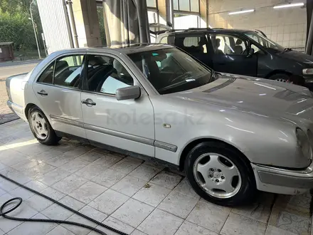 Mercedes-Benz E 280 1996 года за 2 500 000 тг. в Алматы – фото 2