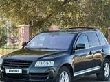 Volkswagen Touareg 2003 года за 4 800 000 тг. в Алматы – фото 2