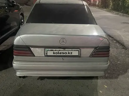 Mercedes-Benz E 220 1993 года за 1 350 000 тг. в Петропавловск